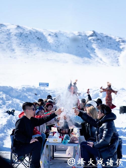 哈尔滨冰雪大世界“大寒不寒”:游客泡温泉、涮火锅 哈尔滨冰雪大世界“大寒不寒”:游客泡温泉、涮火锅